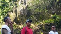 KETUT Rata (tengah) didampingi Ketua DPRD Gianyar, I Wayan Tagel Winarta, dan Kelian Banjar Tatiapi Kelod melihat candi Tebing Kelebuatan. Foto: adi KETUT Rata (tengah) didampingi Ketua DPRD Gianyar, I Wayan Tagel Winarta, dan Kelian Banjar Tatiapi Kelod melihat candi Tebing Kelebuatan. Foto: adi