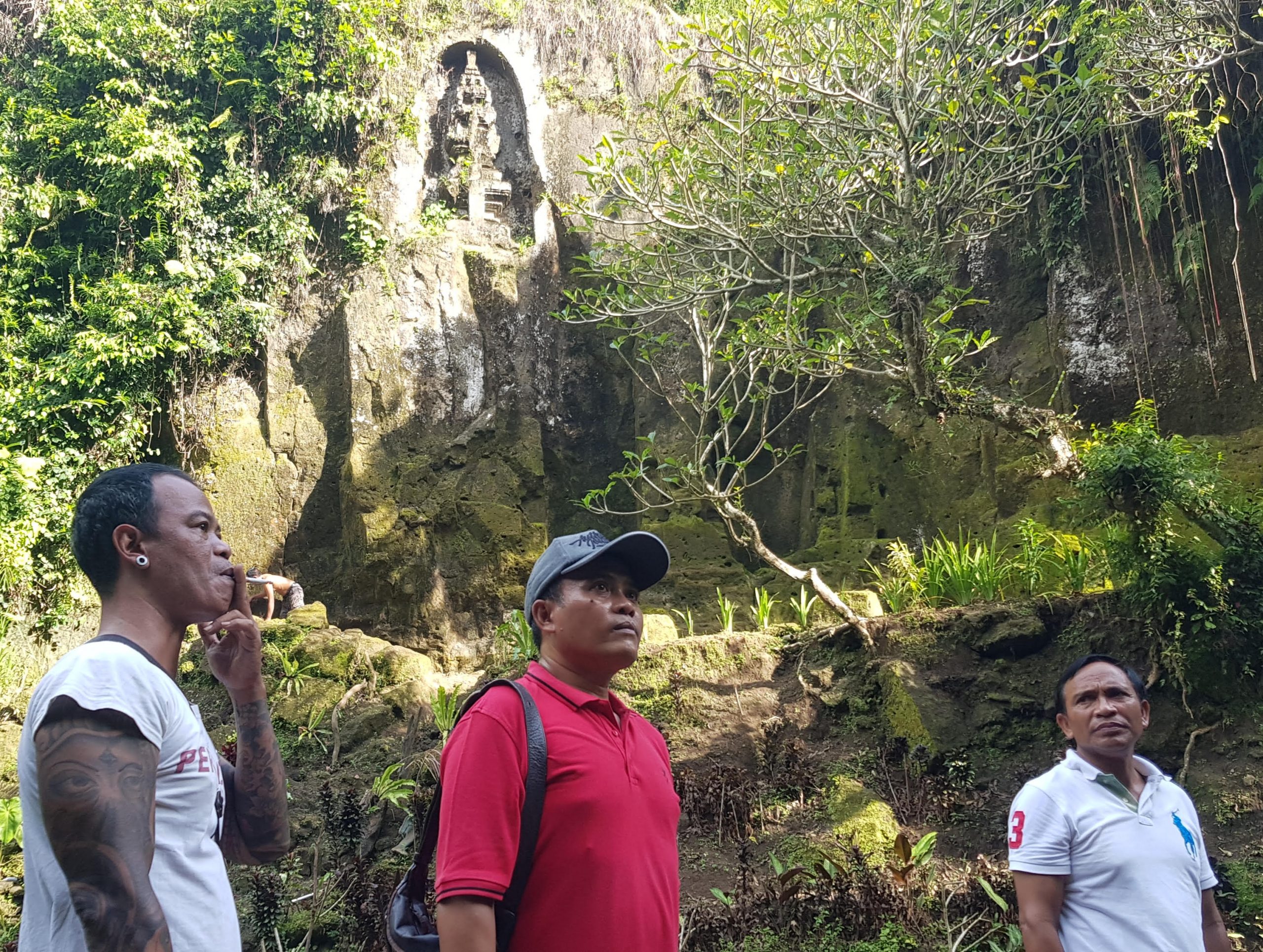 KETUT Rata (tengah) didampingi Ketua DPRD Gianyar, I Wayan Tagel Winarta, dan Kelian Banjar Tatiapi Kelod melihat candi Tebing Kelebuatan. Foto: adi