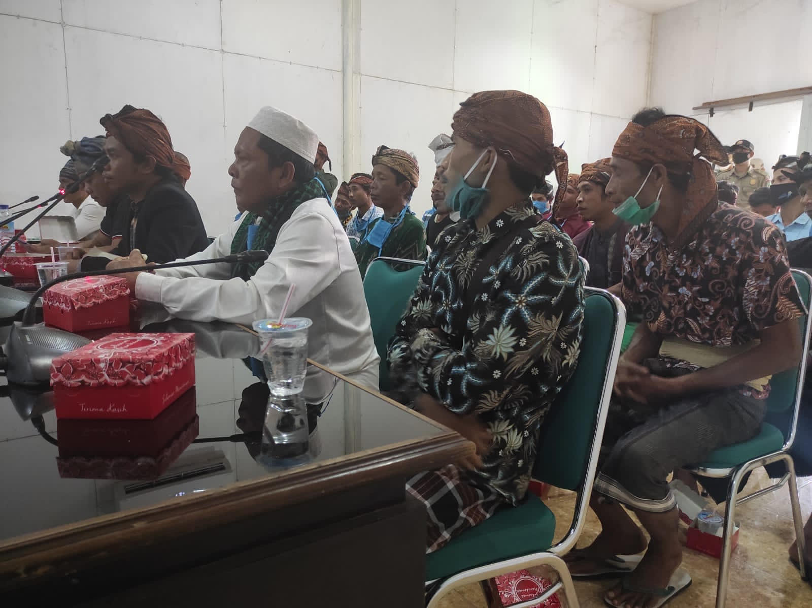 PULUHAN warga rapat dengar pendapat dengan Komisi I DPRD Lombok Utara, Selasa (11/1/2022). Foto: ist