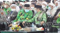 GUBERNUR NTB, Zulkieflimansyah (kiri) saat berdiskusi dengan Ketua PB NWDI, TGB Muhamad Zainul Majdi, di sela-sela pelaksanaan Muktamar NWDI pertama, Minggu (30/1/2022). Foto: rul GUBERNUR NTB, Zulkieflimansyah (kiri) saat berdiskusi dengan Ketua PB NWDI, TGB Muhamad Zainul Majdi, di sela-sela pelaksanaan Muktamar NWDI pertama, Minggu (30/1/2022). Foto: rul
