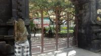 PINTU gerbang SMAN 1 Denpasar tampak digembok dan PTM kembali dilakukan secara daring menyusul 15 siswa diketahui terpapar Covid-19. Foto: alt PINTU gerbang SMAN 1 Denpasar tampak digembok dan PTM kembali dilakukan secara daring menyusul 15 siswa diketahui terpapar Covid-19. Foto: alt