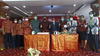 PUNCAK HUT ke-22 SMK PGRI 3 Denpasar ditandai pemotongan kue ulang tahun oleh Kadisdikpora Bali, KN Boy Jayawibawa; bersama Kasek Nengah Madiadnyana, Senin (24/1/2022). Foto: tra PUNCAK HUT ke-22 SMK PGRI 3 Denpasar ditandai pemotongan kue ulang tahun oleh Kadisdikpora Bali, KN Boy Jayawibawa; bersama Kasek Nengah Madiadnyana, Senin (24/1/2022). Foto: tra