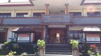 Halaman depan SMPN 2 Kuta yang berlokasi di Kelurahan Seminyak tampak lengang---on