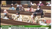 SUASANA rapat kerja Komisi II DPR RI bersama pemerintah, KPU RI dan Bawaslu RI di Kompleks Parlemen Senayan, Jakarta, Senin (24/1/2022). Pemerintah dan KPU sepakat pemungutan suara Pemilu 2024 dilangsungkan pada 14 Februari. Foto: tangkapan layar youtube SUASANA rapat kerja Komisi II DPR RI bersama pemerintah, KPU RI dan Bawaslu RI di Kompleks Parlemen Senayan, Jakarta, Senin (24/1/2022). Pemerintah dan KPU sepakat pemungutan suara Pemilu 2024 dilangsungkan pada 14 Februari. Foto: tangkapan layar youtube