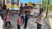 Jajaran mapolsek Melaya saat melakukan edukasi pentingnya prokes