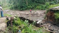 JEMBATAN darurat penghubung Lingkungan Tegallalang, Kelurahan Kawan, Bangli; dengan Banjar Tambahan, Desa Jehem, Tembuku ambrol dihantam banjir. Foto: ist JEMBATAN darurat penghubung Lingkungan Tegallalang, Kelurahan Kawan, Bangli; dengan Banjar Tambahan, Desa Jehem, Tembuku ambrol dihantam banjir. Foto: ist