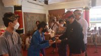 WAKIL Bupati Gianyar, AA Gde Mayun, didampingi OPD terkait menyerahkan piagam dan dana pembinaan kepada pemenang Lomba Film Pendek Mebase Bali. Foto: adi WAKIL Bupati Gianyar, AA Gde Mayun, didampingi OPD terkait menyerahkan piagam dan dana pembinaan kepada pemenang Lomba Film Pendek Mebase Bali. Foto: adi