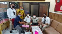 KADER Gerindra di Buleleng yang didampingi tim LKBH Gerindra Buleleng saat melaporkan Edy Mulyadi ke Polres Buleleng. Foto: ist KADER Gerindra di Buleleng yang didampingi tim LKBH Gerindra Buleleng saat melaporkan Edy Mulyadi ke Polres Buleleng. Foto: ist