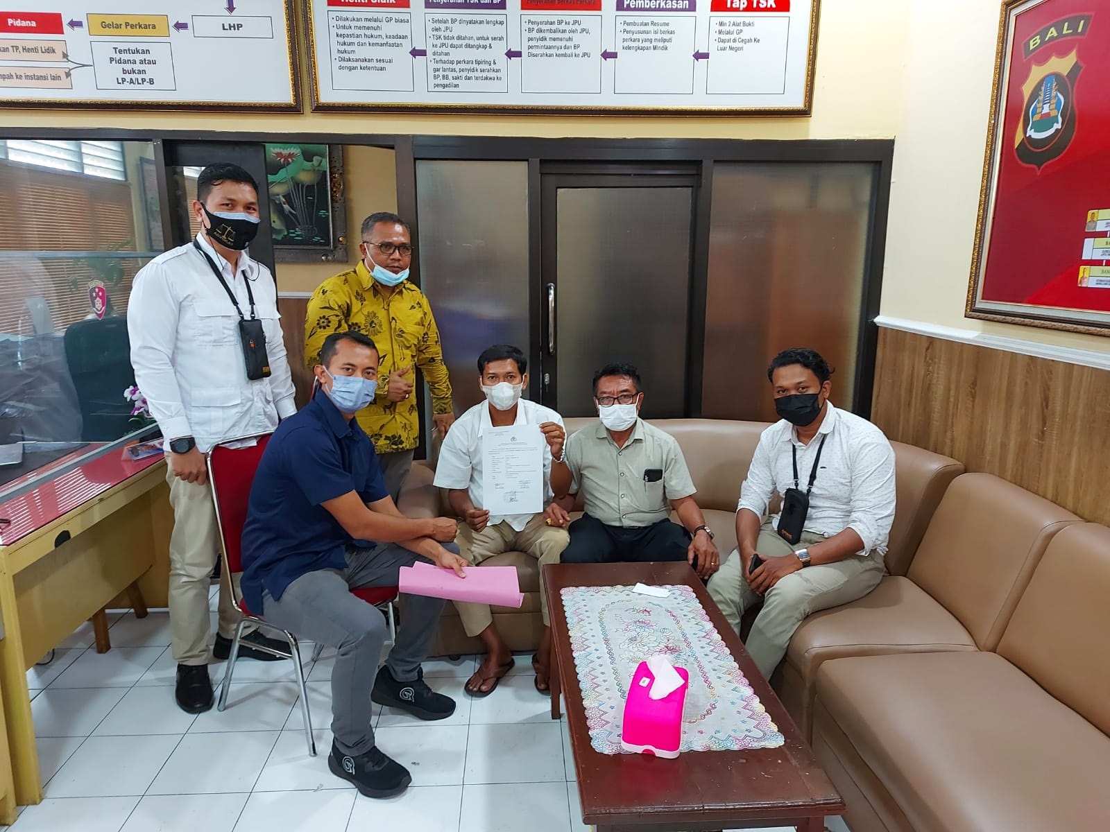 KADER Gerindra di Buleleng yang didampingi tim LKBH Gerindra Buleleng saat melaporkan Edy Mulyadi ke Polres Buleleng. Foto: ist