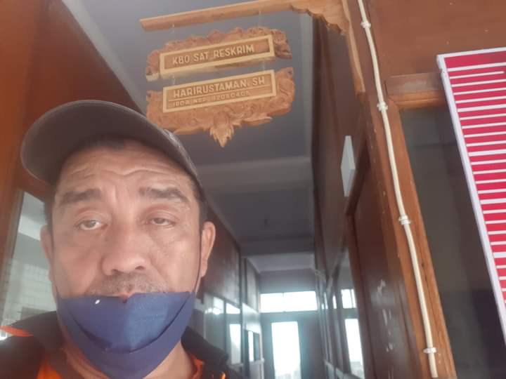 SALAH satu kader PKS Sumbawa, Salamuddin Maula, saat mendatangi Polres Sumbawa untuk melaporkan Ketua KSU Rinjani atas penghinaan terhadap PKS dan Gubernur NTB di akun Youtube. Foto: rul