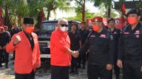 KETUA DPD PDIP NTB, Rachmat Hidayat (dua kiri), didampingi Bendahara DPD saat menghadiri upacara bendera HUT ke-49 PDIP di kantor DPD PDIP NTB di Kota Mataram, Senin (10/1/2022). Foto: rul KETUA DPD PDIP NTB, Rachmat Hidayat (dua kiri), didampingi Bendahara DPD saat menghadiri upacara bendera HUT ke-49 PDIP di kantor DPD PDIP NTB di Kota Mataram, Senin (10/1/2022). Foto: rul
