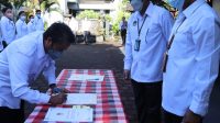 JAJARAN KPU Tabanan menandatangani Pakta Integritas dan Perjanjian Kinerja 2022, di halaman Kantor KPU Tabanan, Senin (10/1/2022). Foto: ist JAJARAN KPU Tabanan menandatangani Pakta Integritas dan Perjanjian Kinerja 2022, di halaman Kantor KPU Tabanan, Senin (10/1/2022). Foto: ist