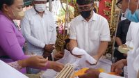WALI KOTA Jaya Negara saat menghadiri prosesi nyiramin, ngajum, ngaskara serangkaian karya atiwa-tiwa di Desa Adat Penatih, Denpasar Timur, Jumat (21/1/2022). Foto: ist WALI KOTA Jaya Negara saat menghadiri prosesi nyiramin, ngajum, ngaskara serangkaian karya atiwa-tiwa di Desa Adat Penatih, Denpasar Timur, Jumat (21/1/2022). Foto: ist