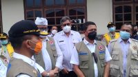 Kepala BNPB, Mayjen TNI Suharyanto berdiskusi dengan Kalaksa BPBD Bali Made Rentin