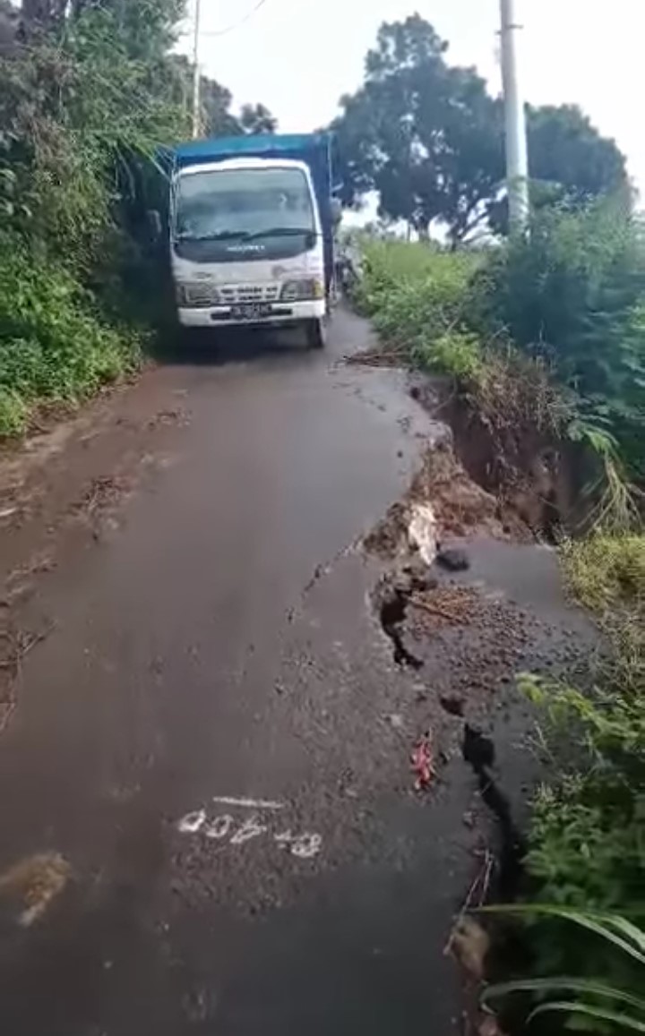 JALAN penghubung Banjar Kayu Selem dengan Banjar Alengkong, Desa Songan B, Kecamatan Kintamani, Bangli yang jebol akibat tergerus air hujan. Foto: ist