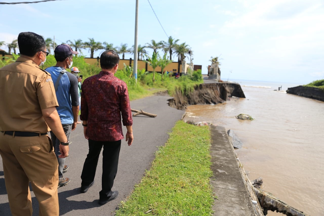 KONDISI akses jalan menuju kawasan pantai dan vila di Pantai Tegal Besar, Desa Negari, Kecamatan Banjarangkan, jebol. Foto: ist