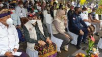 LIDARTAWAN I Dewa Agung Gede Lidartawan (kiri depan) berbicara dengan Dewa Kade Wiarsa Raka Sandi yang duduk di sebelahnya saat simulasi penyederhanaan surat suara di halaman KPU Bali, beberapa waktu lalu. Keduanya menegaskan KPU tidak terpengaruh dengan isu di luar terkait penundaan Pilpres sampai 2027. Foto: hen
