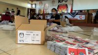 SUASANA pelipatan surat suara untuk Pilkada Denpasar 2020 lalu. KPU Denpasar berupaya menggunakan momentum Hari Valentine untuk menggairahkan semangat pemilih pemula menggunakan hak pilih pada Pemilu 2024, 14 Februari 2024. Foto: hen SUASANA pelipatan surat suara untuk Pilkada Denpasar 2020 lalu. KPU Denpasar berupaya menggunakan momentum Hari Valentine untuk menggairahkan semangat pemilih pemula menggunakan hak pilih pada Pemilu 2024, 14 Februari 2024. Foto: hen