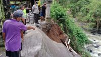 SENDERAN tanah pondasi tembok pembatas Pura Batur Lampah di Banjar Dinas Nyeleket, Desa Pitra, Kecamatan Penebel, longsor, Senin (10/1/2022). Foto: ist SENDERAN tanah pondasi tembok pembatas Pura Batur Lampah di Banjar Dinas Nyeleket, Desa Pitra, Kecamatan Penebel, longsor, Senin (10/1/2022). Foto: ist