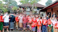 ANGGOTA DPR RI Dapil Bali, I Made Urip, membagikan bantuan beras dari Ketua DPR RI, Puan Maharani. Foto: ist ANGGOTA DPR RI Dapil Bali, I Made Urip, membagikan bantuan beras dari Ketua DPR RI, Puan Maharani. Foto: ist