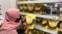 SEORANG warga membeli minyak goreng di salah satu gerai ritel modern di Kota Mataram. Foto: ist SEORANG warga membeli minyak goreng di salah satu gerai ritel modern di Kota Mataram. Foto: ist