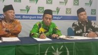 PANITIA Muktamar NWDI ke-1 Irzani (tengah) didampingi Najmul Akhyar (kiri) dan panitia lainnya saat memberi keterangan pers, Rabu (26/1/2022). Foto: rul PANITIA Muktamar NWDI ke-1 Irzani (tengah) didampingi Najmul Akhyar (kiri) dan panitia lainnya saat memberi keterangan pers, Rabu (26/1/2022). Foto: rul
