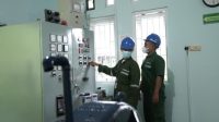 PETUGAS PLN tengah memeriksa mesin penggerak energi listrik di PLTMH Narmada, Lobar. Foto: rul PETUGAS PLN tengah memeriksa mesin penggerak energi listrik di PLTMH Narmada, Lobar. Foto: rul