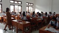 PEMBELAJARAN tatap muka di SMPN 14 Denpasar. Pihak sekolah menerapkan prokes ketat mengantisipasi klaster Covid-19 di sekolah. Foto: ist PEMBELAJARAN tatap muka di SMPN 14 Denpasar. Pihak sekolah menerapkan prokes ketat mengantisipasi klaster Covid-19 di sekolah. Foto: ist