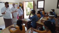AA Gede Wiratama saat melakukan monitoring pelaksanaan PTM di SMP Widya Sakti, Kamis (13/1/2022). Foto: tra