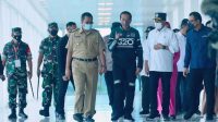 Presiden Jokowi saat tiba di Bandara Lombok didampingi Menhub Budi Karya Sumadi, Menteri Sekretaris Negara Pratikno, dan Gubernur Zulkieflimansyah