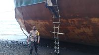 APARAT dari Satpolair Polres Karangasem tampak menaiki kapal tongkang yang berlabuh di Pantai Bulakan karena kehabisan bahan bakar. Foto: ist APARAT dari Satpolair Polres Karangasem tampak menaiki kapal tongkang yang berlabuh di Pantai Bulakan karena kehabisan bahan bakar. Foto: ist