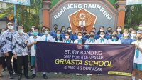 KEPALA SMP PGRI 8 Denpasar, I Ketut Gede Adi Trisna Sugara (paling kiri) bersama Kasek I Wayan Murdana, saat studi bading di SMPN 3 Denpasar, Selasa (25/1/2022). Foto: tra KEPALA SMP PGRI 8 Denpasar, I Ketut Gede Adi Trisna Sugara (paling kiri) bersama Kasek I Wayan Murdana, saat studi bading di SMPN 3 Denpasar, Selasa (25/1/2022). Foto: tra