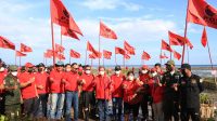 SELURUH kader PDI Perjuangan (PDIP) di Bali dipimpin Sekjen DPP PDIP, Hasto Kristiyanto; didampingi Ketua DPD PDIP Bali, Wayan Koster, menanam mangrove di Pantai Banyuwedang, Desa Pejarakan, Kecamatan Gerokgak, Buleleng, Minggu (23/1/2022). Foto: ist SELURUH kader PDI Perjuangan (PDIP) di Bali dipimpin Sekjen DPP PDIP, Hasto Kristiyanto; didampingi Ketua DPD PDIP Bali, Wayan Koster, menanam mangrove di Pantai Banyuwedang, Desa Pejarakan, Kecamatan Gerokgak, Buleleng, Minggu (23/1/2022). Foto: ist