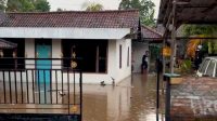 RUMAH salah satu warga di Desa Pejarakan, Buleleng terendam banjir, Senin (11/1/2022). Foto: ist RUMAH salah satu warga di Desa Pejarakan, Buleleng terendam banjir, Senin (11/1/2022). Foto: ist