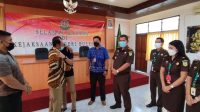 TERSANGKA Bersama korban yang tak lain kakeknya saat berpelukan dalam kesepakatan perdamaian
