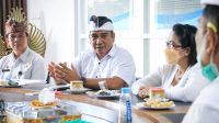 WAYAN Wirka (dua kiri) saat menjelaskan teknis pelaksanaan kompetisi debat mahasiswa tentang penegakan hukum Pemilu saat audiensi ke Universitas Udayana dan Universitas Warmadewa, Senin (17/1/2022). Foto: ist WAYAN Wirka (dua kiri) saat menjelaskan teknis pelaksanaan kompetisi debat mahasiswa tentang penegakan hukum Pemilu saat audiensi ke Universitas Udayana dan Universitas Warmadewa, Senin (17/1/2022). Foto: ist