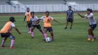 sejumlah-pesepak-bola-timnas-putri-indonesia-berlatih-saat-pemusatan_220107184926-862