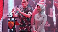 PANGDAM IX/Udayana, Mayjen TNI Sonny Aprianto, bersama istri memberi sambutan saat acara pisah-sambut di Aula Udayana Kodam Udayana, Rabu (2/2/2022). Foto: ist PANGDAM IX/Udayana, Mayjen TNI Sonny Aprianto, bersama istri memberi sambutan saat acara pisah-sambut di Aula Udayana Kodam Udayana, Rabu (2/2/2022). Foto: ist