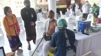 WAKIL Wali Kota Denpasar, I Kadek Agus Arya Wibawa, saat meninjau pelaksanaan vaksinasi booster bagi pemuka agama, Kamis (3/2/2022) di Gedung DNA Lumintang. Foto: ist WAKIL Wali Kota Denpasar, I Kadek Agus Arya Wibawa, saat meninjau pelaksanaan vaksinasi booster bagi pemuka agama, Kamis (3/2/2022) di Gedung DNA Lumintang. Foto: ist