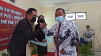 KETUA Pengurus Perwakilan YPLP PGRI Kota Denpasar, I Nengah Madiadnyana, melantik dan mengukuhkan dua kasek PGRI definitif masing-masing, Ni Komang Anggreni Tri Astuti, sebagai Kepala SMP PGRI 4 Denpasar; dan I Komang Wardana, sebagai Kepala SMP PGRI 9 Denpasar, Jumat (4/2/2022). Foto: tra KETUA Pengurus Perwakilan YPLP PGRI Kota Denpasar, I Nengah Madiadnyana, melantik dan mengukuhkan dua kasek PGRI definitif masing-masing, Ni Komang Anggreni Tri Astuti, sebagai Kepala SMP PGRI 4 Denpasar; dan I Komang Wardana, sebagai Kepala SMP PGRI 9 Denpasar, Jumat (4/2/2022). Foto: tra