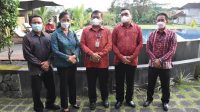SEKDA Kota Denpasar, Ida Bagus Alit Wiradana (tengah) di sela-sela kegiatan rapat kerja Komisariat Forsesdasi Bali 2022. Foto: ist SEKDA Kota Denpasar, Ida Bagus Alit Wiradana (tengah) di sela-sela kegiatan rapat kerja Komisariat Forsesdasi Bali 2022. Foto: ist