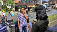 SALAH seorang pelanggar yang terjaring dalam razia prokes di Jalan Padma, Desa Peguyangan Kangin, Kecamatan Denpasar Utara, Senin (7/2/2022). Foto: ist SALAH seorang pelanggar yang terjaring dalam razia prokes di Jalan Padma, Desa Peguyangan Kangin, Kecamatan Denpasar Utara, Senin (7/2/2022). Foto: ist