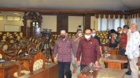 KETUA DPRD Bali, Nyoman Adi Wiryatama (kanan) mendampingi Wakil Gubernur Tjokorda Oka Artha Ardana Sukawati usai rapat paripurna DPRD Bali, Senin (14/2/2022). Foto: ist KETUA DPRD Bali, Nyoman Adi Wiryatama (kanan) mendampingi Wakil Gubernur Tjokorda Oka Artha Ardana Sukawati usai rapat paripurna DPRD Bali, Senin (14/2/2022). Foto: ist