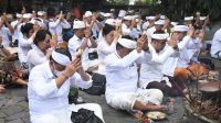 WALI Kota Denpasar, IGN Jaya Negara, didampingi Ketua TP PKK Denpasar, Antari Jaya Negara; Wakil Wali Kota Kadek Agus Arya Wibawa didampingi istri Ayu Kristi Wibaw; Ketua DPRD Kota Denpasar, I Gusti Ngurah Gede didampingi Ketua Gatriwara Kota Denpasar, Purnawati Ngurah Gede; Sekda Kota Denpasar, IB. Alit Wiradana; perwakilan Forkopimda Denpasar, beserta seluruh pimpinan OPD di lingkungan Pemkot Denpasar, melaksanakan persembahyangan bersama serangkaian menyambut HUT ke-234 Kota Denpasar di Pura Lempuyang Luhur, Karangasem, bertepatan dengan Purnama Kesanga, Selasa (15/2/2022). Foto: ist WALI Kota Denpasar, IGN Jaya Negara, didampingi Ketua TP PKK Denpasar, Antari Jaya Negara; Wakil Wali Kota Kadek Agus Arya Wibawa didampingi istri Ayu Kristi Wibaw; Ketua DPRD Kota Denpasar, I Gusti Ngurah Gede didampingi Ketua Gatriwara Kota Denpasar, Purnawati Ngurah Gede; Sekda Kota Denpasar, IB. Alit Wiradana; perwakilan Forkopimda Denpasar, beserta seluruh pimpinan OPD di lingkungan Pemkot Denpasar, melaksanakan persembahyangan bersama serangkaian menyambut HUT ke-234 Kota Denpasar di Pura Lempuyang Luhur, Karangasem, bertepatan dengan Purnama Kesanga, Selasa (15/2/2022). Foto: ist