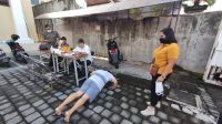 SEORANG pelanggar dihukum push up saat terjaring operasi masker di Jalan Nangka, Desa Dangin Puri Kaja, Selasa (15/2/2022). Foto: ist SEORANG pelanggar dihukum push up saat terjaring operasi masker di Jalan Nangka, Desa Dangin Puri Kaja, Selasa (15/2/2022). Foto: ist