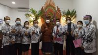 KADISDIKPORA Kota Denpasar, AA Gede Wiratama, bersama Ketut Suarya, dan pengurus PGRI Kota Denpasar usai membuka workshop daring yang digelar PGRI Kota Denpasar, Senin (21/2/2022). Foto: tra KADISDIKPORA Kota Denpasar, AA Gede Wiratama, bersama Ketut Suarya, dan pengurus PGRI Kota Denpasar usai membuka workshop daring yang digelar PGRI Kota Denpasar, Senin (21/2/2022). Foto: tra