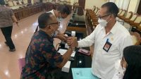 KUSUMA Putra (kiri) menyalami Ketut Adiarsa usai rapat membahas Perda tentang Penyertaan Modal di DPRD Bali, Rabu (16/2/2022). Foto: hen KUSUMA Putra (kiri) menyalami Ketut Adiarsa usai rapat membahas Perda tentang Penyertaan Modal di DPRD Bali, Rabu (16/2/2022). Foto: hen