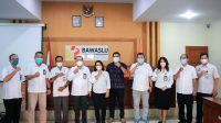 BAWASLU Bali dan jajaran Kesbangpol Provinsi Bali foto bersama usai audiensi mengenai Pemilu-Pilkada Serentak 2024 di Bawaslu Bali, Rabu (2/2/2022). Foto: ist BAWASLU Bali dan jajaran Kesbangpol Provinsi Bali foto bersama usai audiensi mengenai Pemilu-Pilkada Serentak 2024 di Bawaslu Bali, Rabu (2/2/2022). Foto: ist
