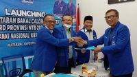 BENDAHARA DPW PAN NTB, Lalu Anas Mudjitahid (kanan,) saat menyerahkan berkas pendaftaran bacaleg kepada tim KPPW PAN NTB untuk maju sebagai caleg DPRD Provinsi Dapil Kota Mataram, disaksikan Ketua DPW PAN NTB. Foto: rul BENDAHARA DPW PAN NTB, Lalu Anas Mudjitahid (kanan,) saat menyerahkan berkas pendaftaran bacaleg kepada tim KPPW PAN NTB untuk maju sebagai caleg DPRD Provinsi Dapil Kota Mataram, disaksikan Ketua DPW PAN NTB. Foto: rul