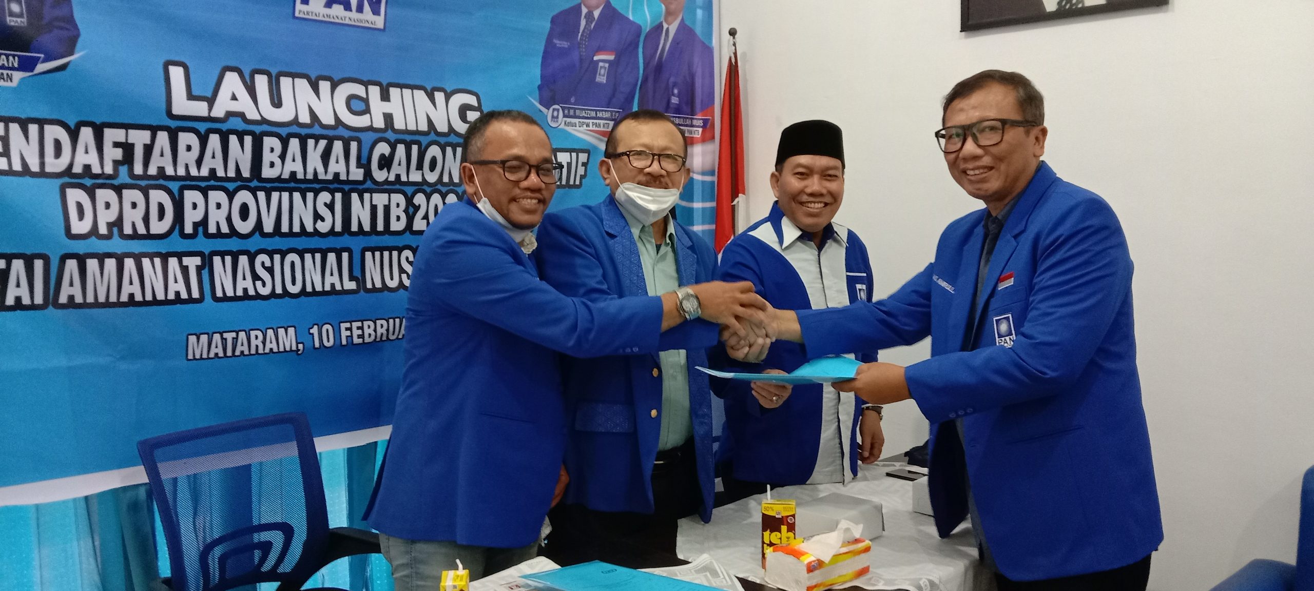 BENDAHARA DPW PAN NTB, Lalu Anas Mudjitahid (kanan,) saat menyerahkan berkas pendaftaran bacaleg kepada tim KPPW PAN NTB untuk maju sebagai caleg DPRD Provinsi Dapil Kota Mataram, disaksikan Ketua DPW PAN NTB. Foto: rul